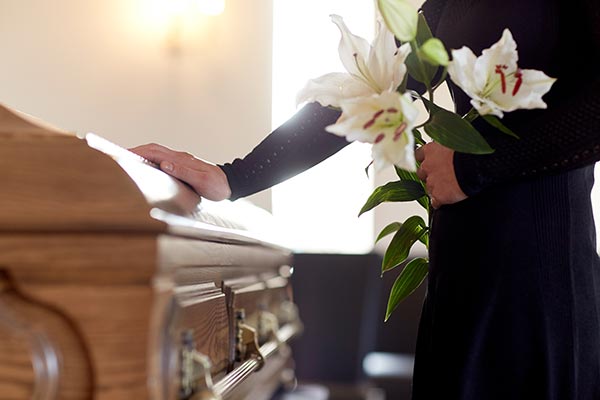 Mujer en funeral de su ser querido a causa de muerte injusta