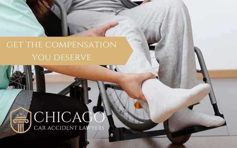 hombre en una silla de ruedas siendo revisado por un médico después de un accidente en chicago